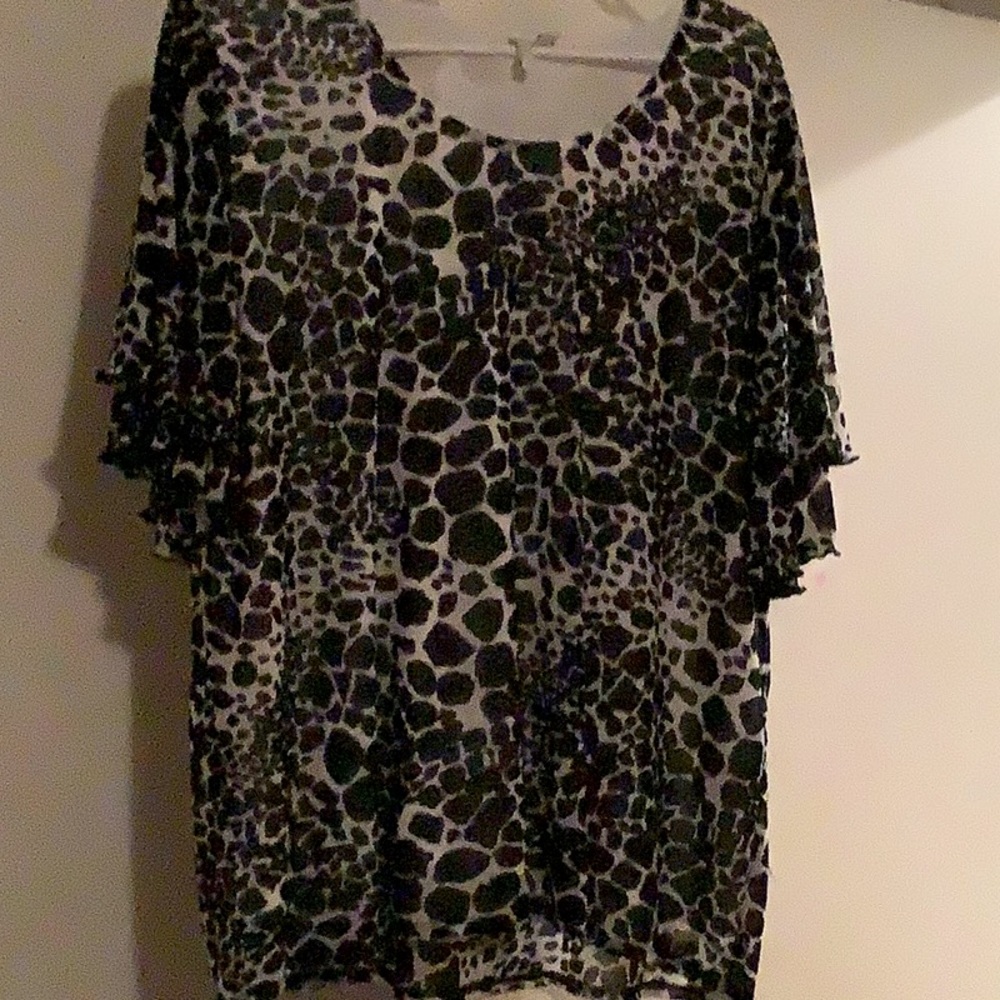 ☺️Women’s dress shirt. New condition. Size large